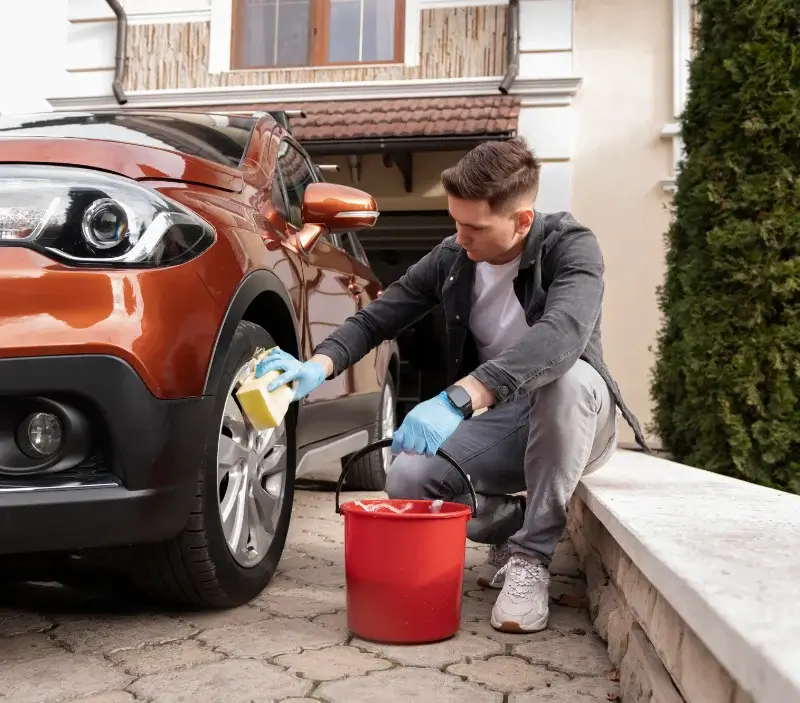 Lavage auto à domicile Saint-Urbain : professionnel intervenant sur un véhicule